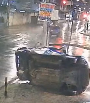 Em Recife: Carro bate em viatura da PM e arremessa veículo contra poste; policial morreu