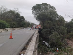 Três pessoas morrem e duas ficam feridas após veículo cair de ponte na BR-423, em Canapi