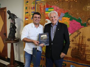 Prefeito Bebeto Barros entrega Título de Cidadão Girauense a fundador da Unit