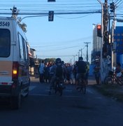 Moradores do Graciliano e Village protestam nos terminais de ônibus por mudança nas linhas 