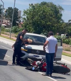 Motociclista é arremessada contra capô de carro em colisão em Arapiraca