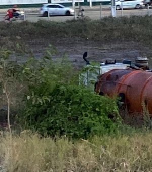 Caminhão cai em ribanceira de cinco metros na Rota do Mar