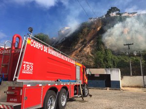 Incêndio atinge vegetação próxima a posto de gasolina em Maceió 