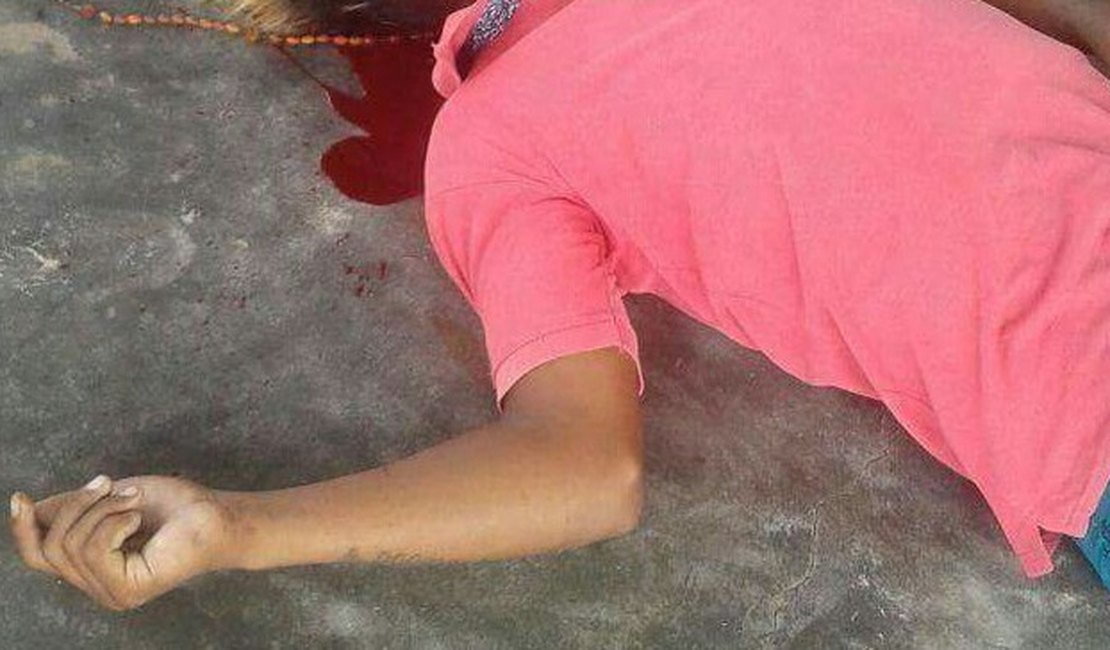 Jovem é assassinado com mais de vinte tiros de pistola em Maceió