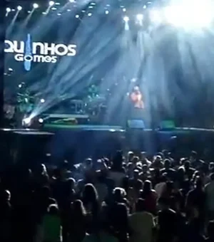 Cantor gospel cai do palco e atribui queda a “magia negra”