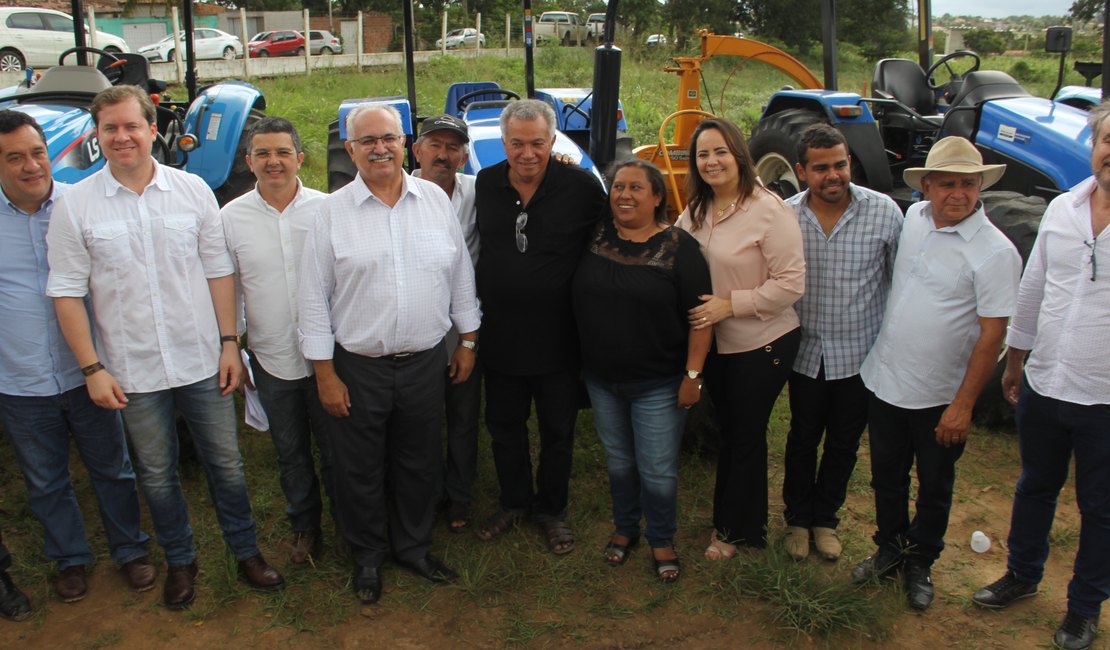 Agricultura familiar de Arapiraca é contemplada com dois novos tratores