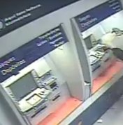 Vídeo: Câmeras flagram momento em que criminosos ateiam fogo em agência bancária 