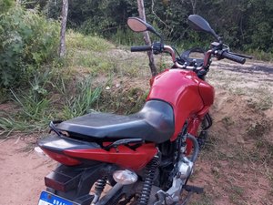 Ronda do Bairro recupera moto roubada em área de mata no Benedito Bentes em Maceió
