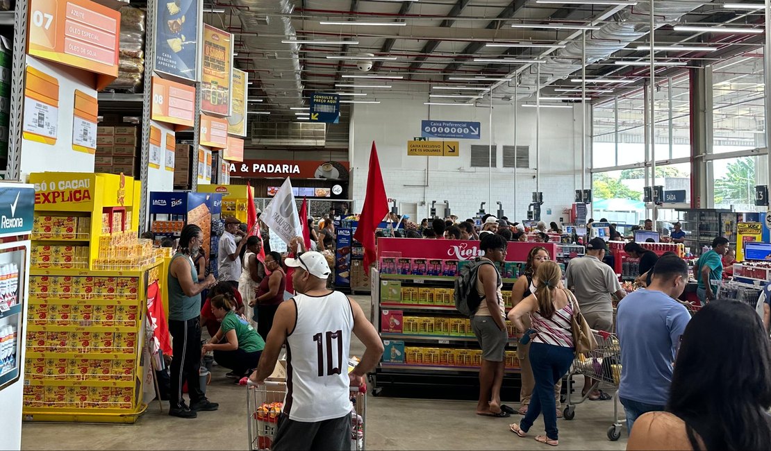 MLB realiza manifestação em supermercado atacadista em Maceió; PM é acionada