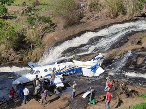 [Vídeo] Avião com a cantora Marília Mendonça cai em cachoeira de Minas Gerais