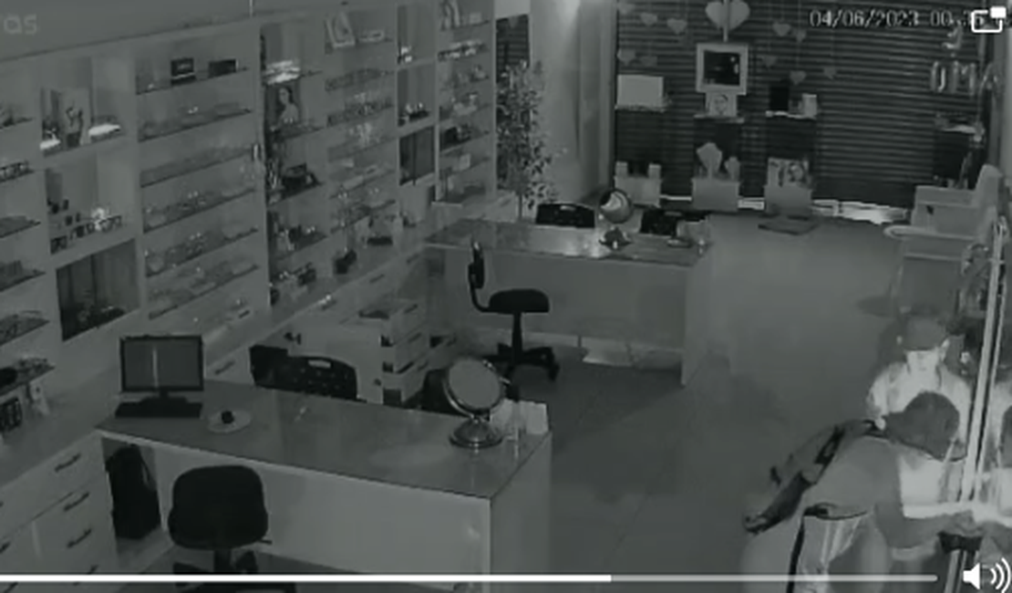 [Vídeo ] Dupla invade ótica no Centro de Arapiraca e faz arrastão