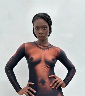 Por que virou moda roupa que simula ‘corpo pelado’, com estampas consideradas polêmicas?