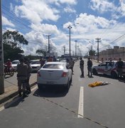 Criança solta a mão da avó e morre atropelada em avenida de Maceió