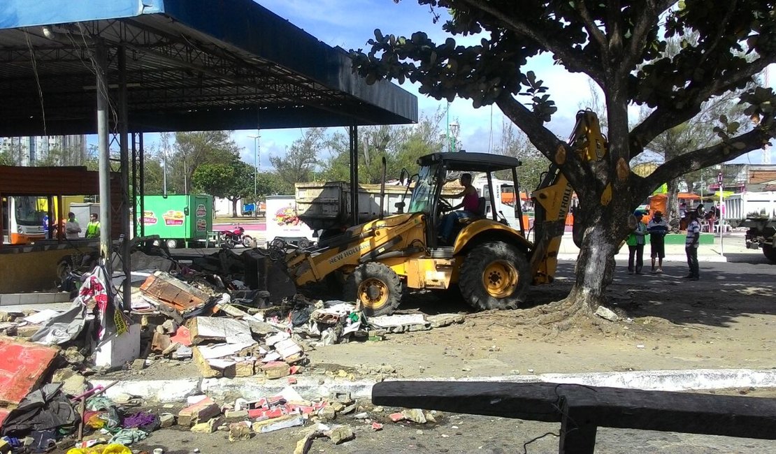 Desativado há dois anos, terminal de ônibus da Praça da Faculdade é demolido
