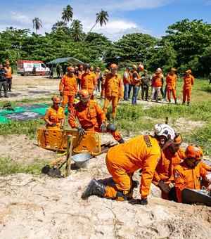 Defesa Civil de Maceió participa de simulado de resgate no Pontal da Barra