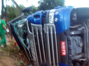 Caminhão com verduras tomba e carga é saqueada na BR-316, em Maribondo