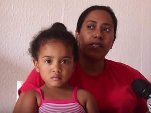[Vídeo] Mãe desempregada pede doação de roupa e comida para filha e neta 