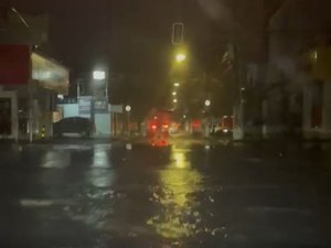 Chuvas causam apagão, alagamentos e fios soltos na Jatiúca, em Maceió