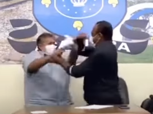 [Vídeo] Presidente da Câmara e vereadores trocam socos durante sessão