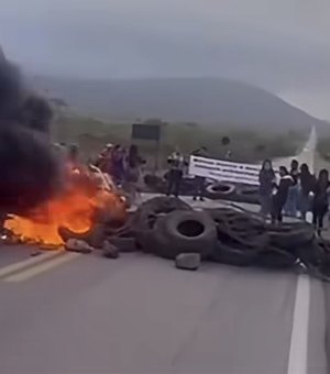 Indígenas bloqueiam BR-423 com pneus e galhos queimados em Água Branca