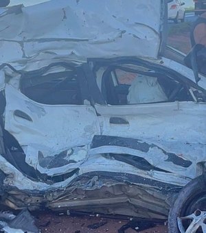 Colisão entre carreta e carro de passeio deixa jovem morto em Marechal Deodoro