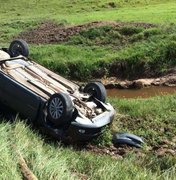 Veículo capota após condutor perder o controle e sair da pista na AL-101 Norte