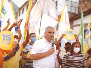 Alfredo Gaspar firma compromisso na Vila Emater para implantar auxílio emergencial