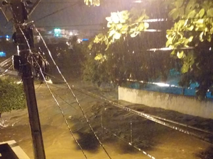 Riacho Camoxingá tem cheia e invade casas em Santana do Ipanema