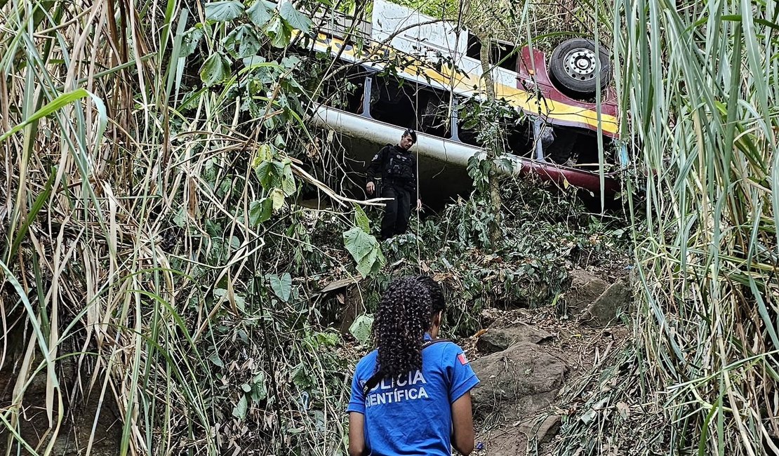 Polícia Científica aguarda retirada de ônibus do acidente na Serra da Barriga para nova perícia