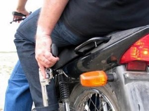 Dupla é presa por roubar motocicleta e polícia apreende drogas e objetos roubados
