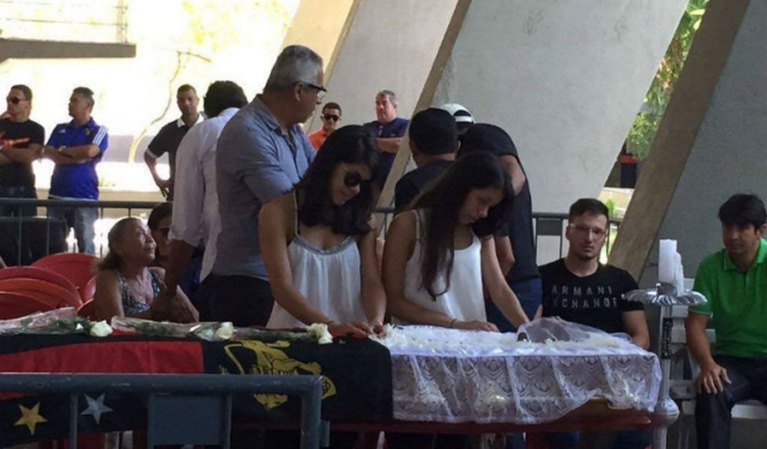 Familiares e admiradores prestam homenagens a Leonardo