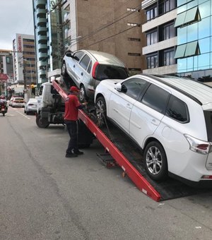 SMTT remove veículos estacionados irregularmente em Maceió