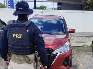 PRF prende mulher por receptação de carro roubado; veículo foi adquirido pelo irmão preso