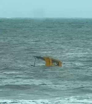 Após chuvas, barco de pesca afunda no mar de Maragogi, Norte de Alagoas