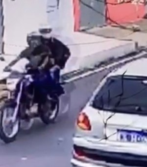 Homem sofre tentativa de assalto por dupla em moto enquanto pedalava