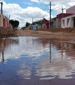 Obras da Prefeitura danificam rede de abastecimento de água nos bairros de Arapiraca 