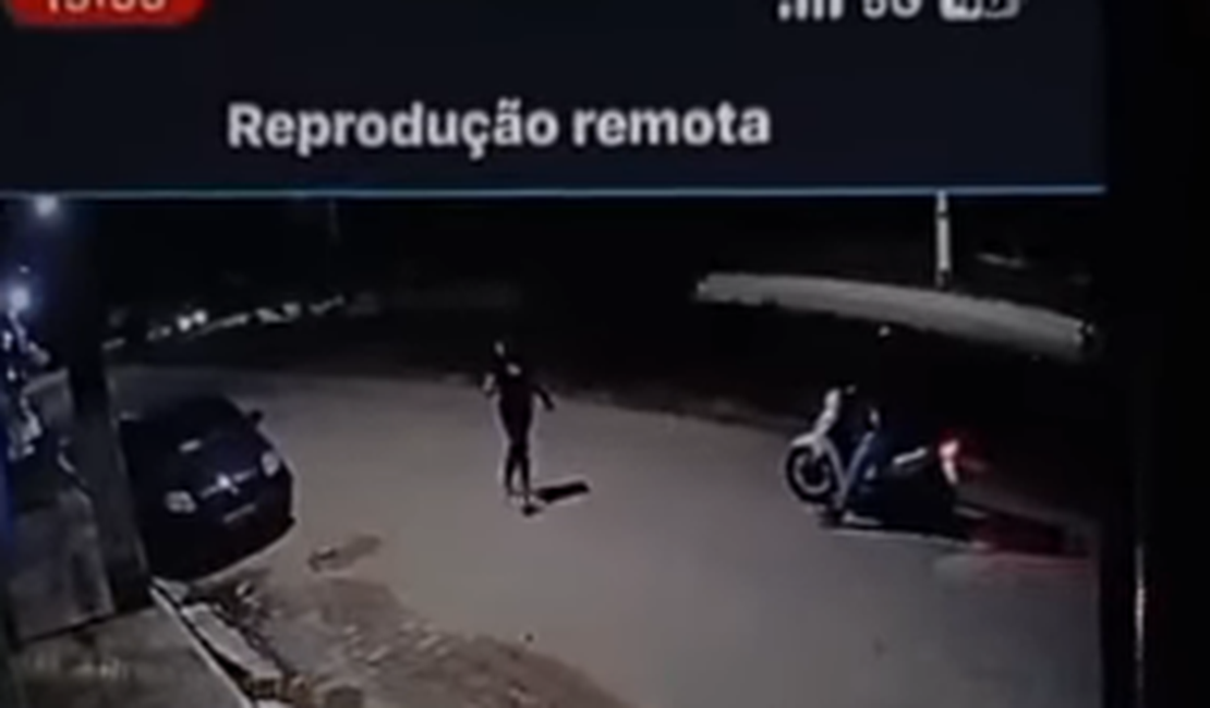 [Vídeo] Câmeras registram protetora de animais derrubando e ameaçando motociclista em Arapiraca