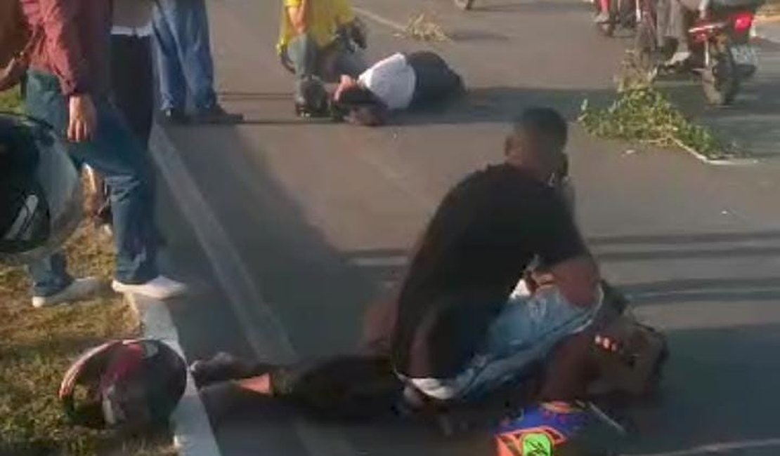 [Vídeo] Mulher fica ferida após queda de moto na Rota do Mar