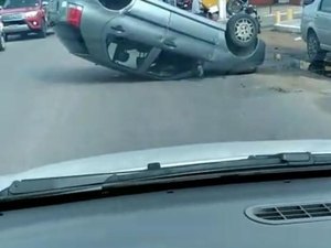 Motorista perde controle de veículo e capota em Arapiraca