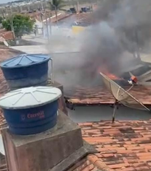 [Vídeo] Incêndio atinge duas casas e deixa morador ferido em Arapiraca