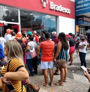 Idosos se aglomeram em agência do Bradesco no centro de Arapiraca
