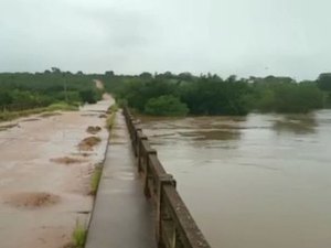 [Vídeos] Prefeitura atua para minimizar transtornos provocados pela chuva em Coité do Noia