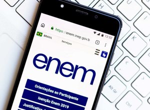 Estudantes do Enem lidam com internet precária e estudos pelo celular
