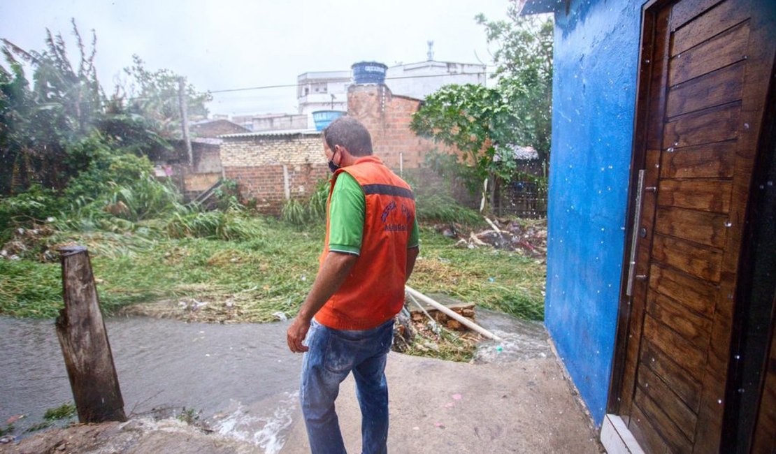 Prefeito coloca secretários em alerta para atuar em danos provocados pela chuva