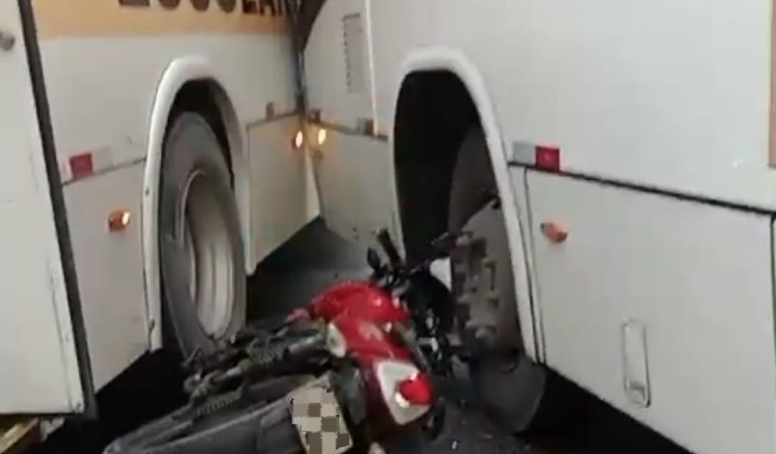 [Vídeo] Moto fica imprensada entre dois ônibus na Avenida Durval de Góes Monteiro