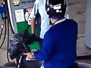 [VÍDEO] Motociclista abastece e foge sem pagar combustível em Arapiraca