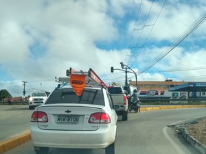 Queda de energia elétrica provoca congestionamento em cruzamento da AL-220 entre bairros de Arapiraca