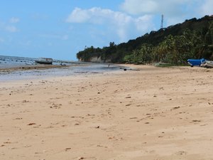 Carro de turistas é arrombado na orla de Japaratinga