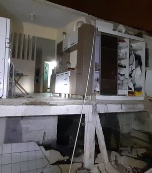 [Fotos] Primeiro andar de casa desaba e atinge outros imóveis em Maceió