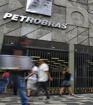 Bolsonaro diz que troca na Petrobras é natural e prega previsibilidade